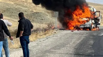 Van’da alev alan minibüs kullanılamaz hale geldi
