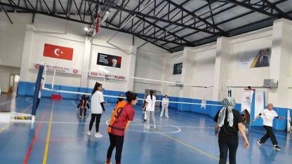 Muş Varto Spor Salonu’nda voleybol antrenmanları devam ediyor