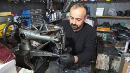 15 yıldır ayakkabı tamir ederek ailesini geçindiriyor