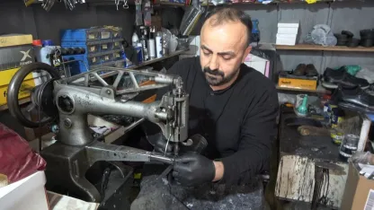 15 yıldır ayakkabı tamir ederek ailesini geçindiriyor