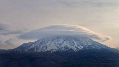 Ağrı Dağı’nda "mercek bulutu" göz kamaştırdı