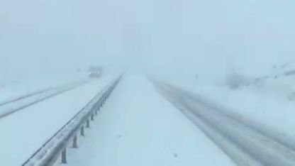 Hakkari'de karayolları ekipleri, karla mücadele çalışması yaptı