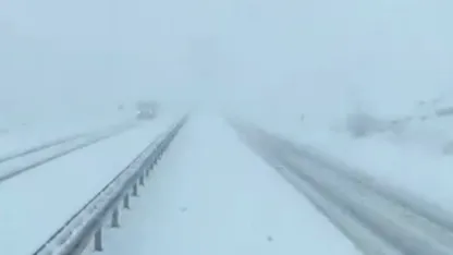 Hakkari'de karayolları ekipleri, karla mücadele çalışması yaptı