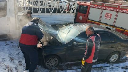 Hakkari Yüksekova’da seyir halindeki otomobil yandı
