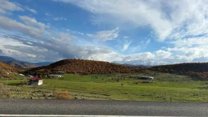 Karla kaplı dağlar sonbaharın renkleriyle buluştu