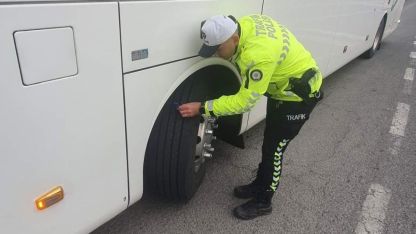 Kars’ta trafik ekiplerinden kış lastiği uygulaması