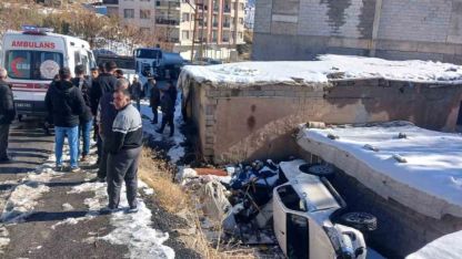 Hakkari’de VEDAŞ personelini taşıyan kamyonet şarampole yuvarlandı