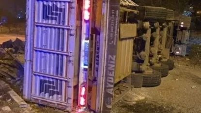 Malatya’da devrilen tır yolu kapattı