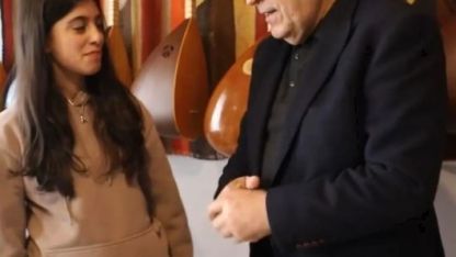 Ardahan Belediyesi Güzel Sanatlar lisesini kazanan öğrenciye Başkan Demir’den 2 bağlama saz hediye
