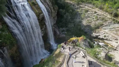 Tortum Şelalesi’nde ziyaretçi yoğunluğu