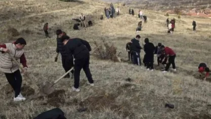 Geleceğe nefes: Demirkent TOKİ Ortaokulu öğrencilerinden örnek fidan dikimi etkinliği
