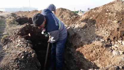 Erzurum’da kış öncesi mezar hazırlığı