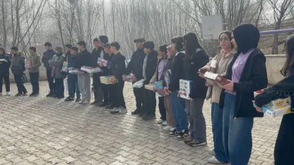 Erzincanlı öğrencilerden Verimli köyüne dostluk köprüsü