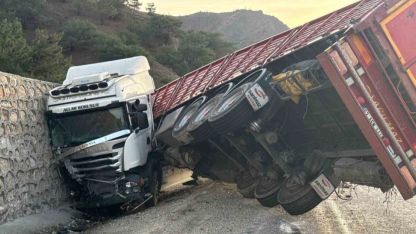 Malatya’da kontrolden çıkan tır istinat duvarına çarptı: 1 yaralı