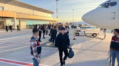 Jandarma 300 düzensiz göçmeni ülkelerine geri gönderdi