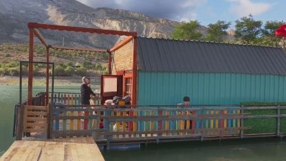 Erzurum Tortum Gölü üzerinde yüzen ev ilgi odağı oldu