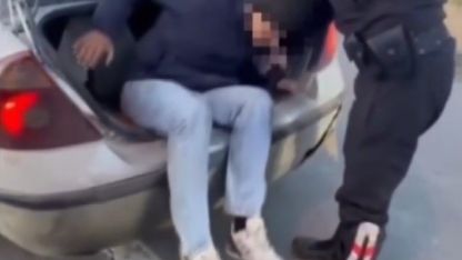 Otomobilin bagajında 2 kaçak göçmen yakalandı