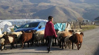 Devamsız öğrenciler için köy köy geziyorlar