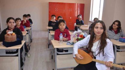 Genç öğretmene anlamlı tören: Müzik Öğretmeni Hacer İçoğlu ilk cübbesini giydi