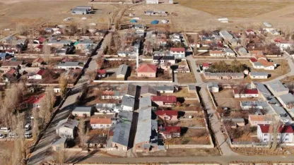 Van’ın Özalp ilçesinde simetrik yapılar sonbahar güzelliğiyle büyülüyor