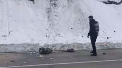 Hakkari Yüksekova’da karayoluna düşen kaya parçaları sürücülere korku dolu anlar yaşattı
