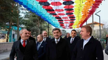 Erzincan’da rengârenk şemsiyelerle kaplanan sokak ilgi görüyor