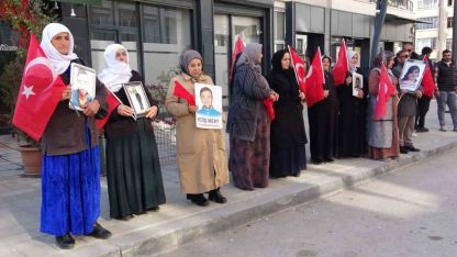 Vanlı anne: "Artık evlatlarımızı değil, silahları gömsünler"