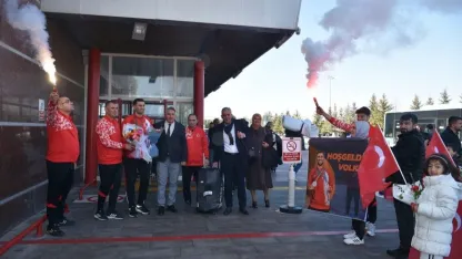 Erzurum'da olimpiyat fatihi çiçeklerle karşılandı