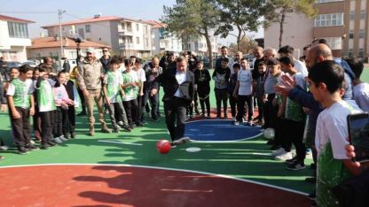 101 okulun bahçesine kauçuk zemin yapıldı