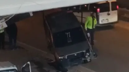 Kontrolden çıkan hafif ticari araç refüje çarptı: 1 yaralı