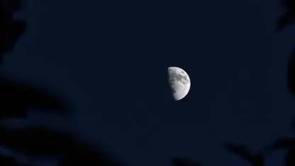 Ahlat’ta yarım ay manzarası hayran bıraktı