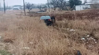 Kontrolden çıkan otomobil tarlaya girdi: 4 yaralı
