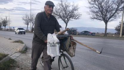 84 yaşında pedal çevirerek geçimini sağlıyor