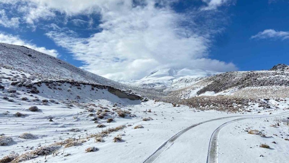 Adilcevaz&#039;ın Aydınlar Beldesinde kar yağışı
