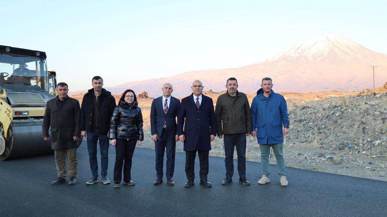 Ağrı Dağı Eteklerinde 6.7 Kilometrelik Köy Yolu Çalışmaları Sürüyor