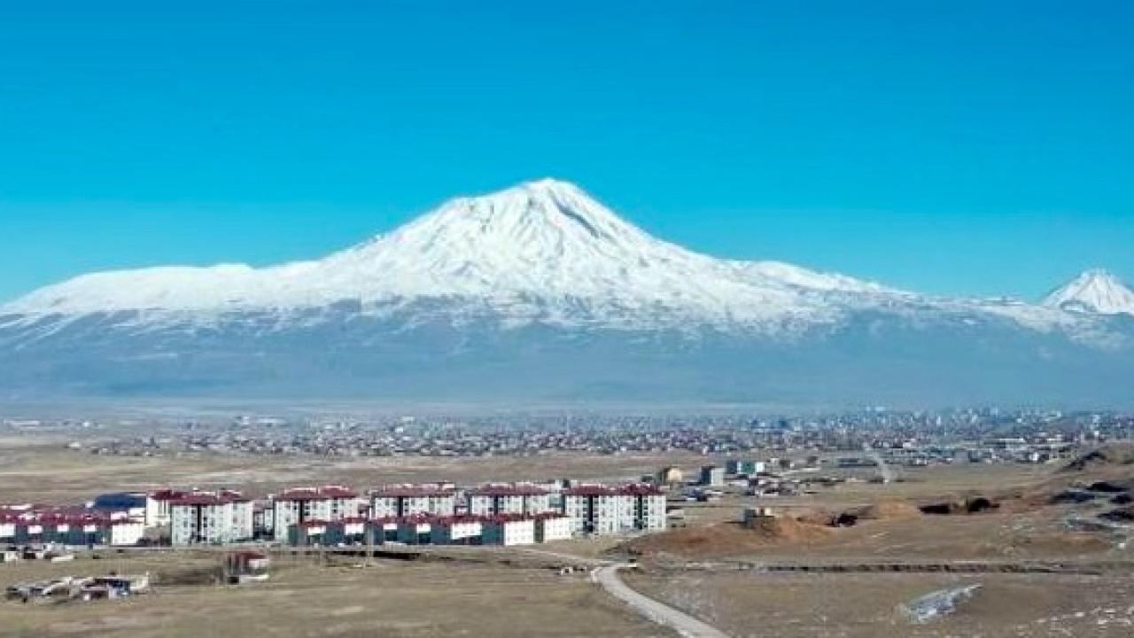 Ağrı Dağı’nın karlı görüntüsü heybetiyle büyülüyor