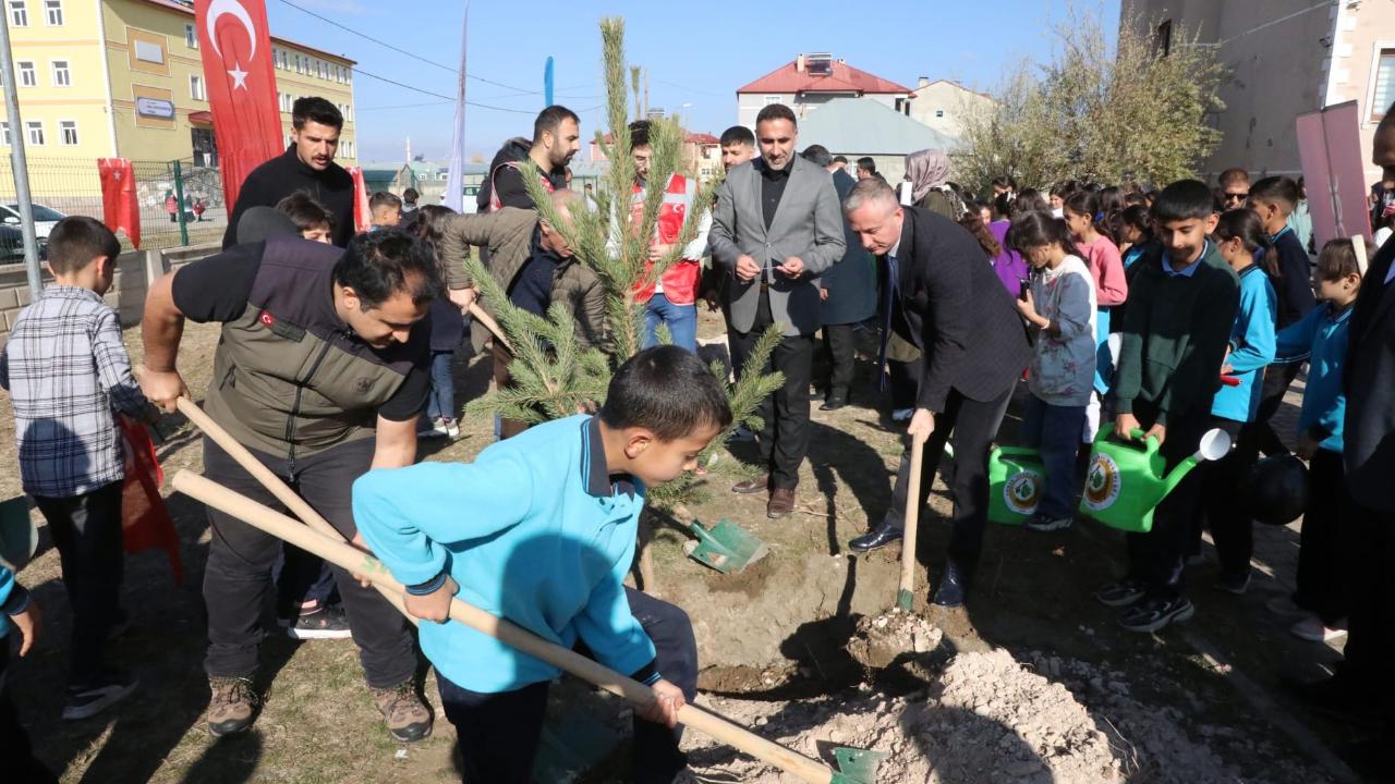 Ağrı’da Anlamlı Proje: Gençler Gazze İçin Fidan Dikti