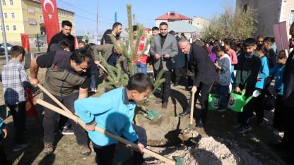 Ağrı’da Anlamlı Proje: Gençler Gazze İçin Fidan Dikti