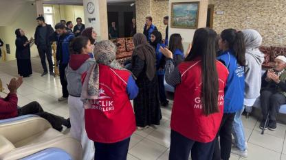 Ağrı’da Gençlerden Huzurevi’ne Hoşgörü Ziyareti