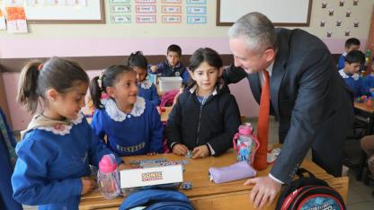 Ağrı’da Hayırsever Desteğiyle 250 Öğrenciye Bot Dağıtıldı