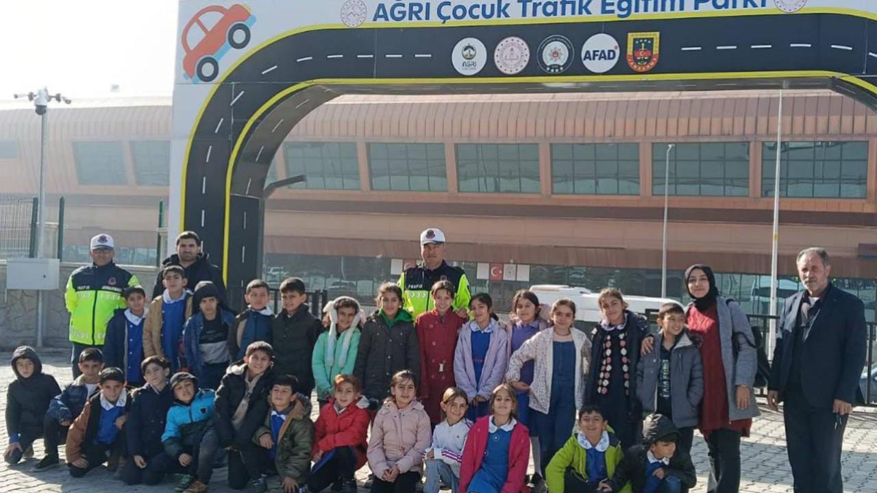 Ağrı’da Jandarma Ekiplerinden Öğrencilere Eğitim Desteği