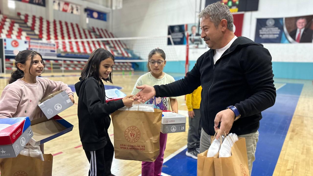 Ağrı’da Yetenekli Sporculara Ekipman Desteği Sağlandı