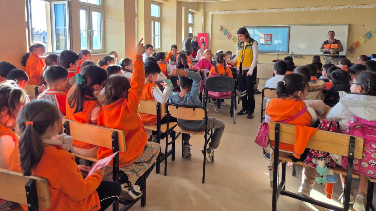 Ağrı’daki Okullarda Öğrencilere 112’nin Önemi Anlatılıyor