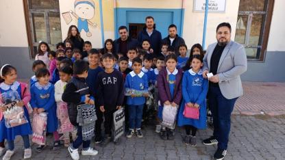 Ağrılı Hafız Cesim Hoca’dan Öğrencilere Anlamlı Öğretmenler Günü Hediyesi