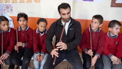 (Videolu Haber) Ağrılı Öğretmenler Köy Köy Gezerek, Çocuklara Müziği Sevdiriyor