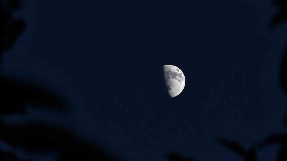 Ahlat’ta yarım ay manzarası hayran bıraktı