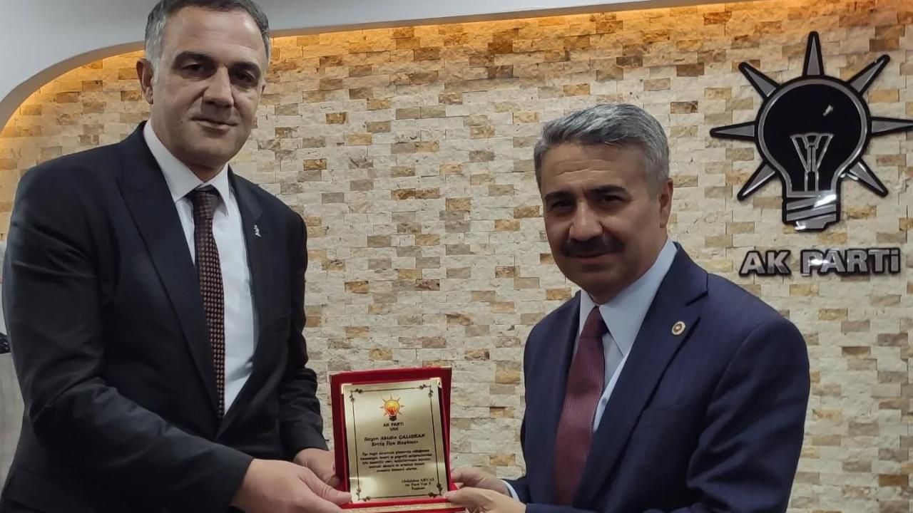 Ak Parti Erciş İlçe Başkanı Abidin Çalışkan’a Plaket