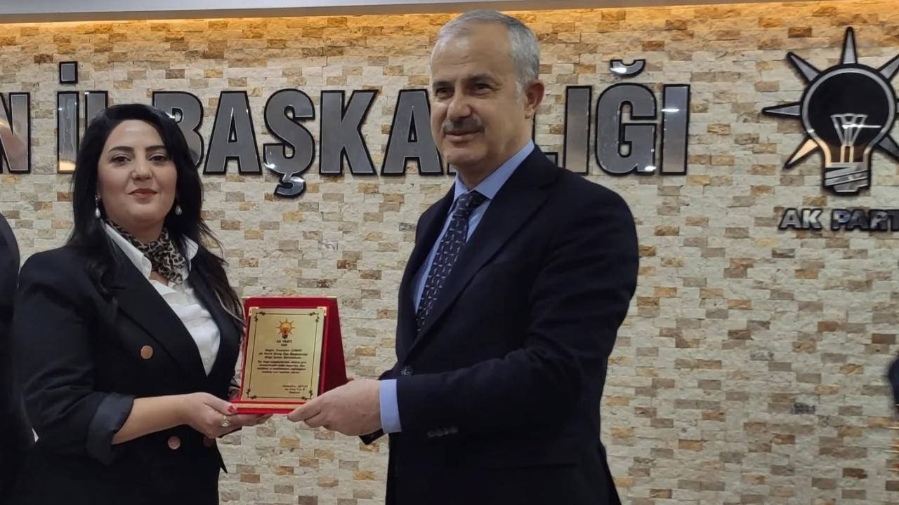Ak Parti Erciş İlçe Yönetim Kurulu Üyeleri ve Kadın Kolları Başkanı’na Teşekkür ve Plaket Takdimi