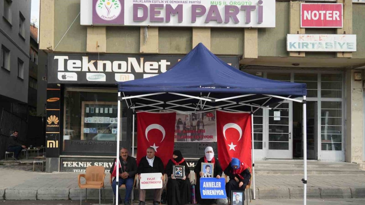 Annelerin evlat nöbeti sürüyor