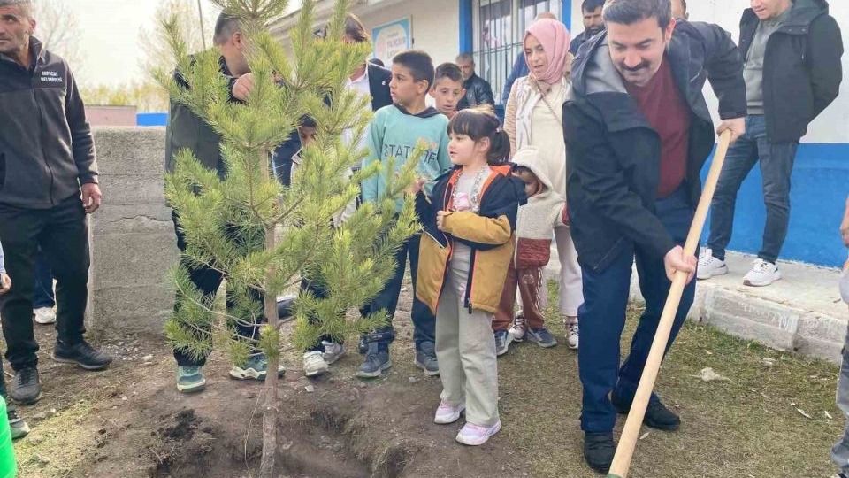 Arpaçay’da Milli Ağaçlandırma Günü’nde fidanlar toprakla buluştu